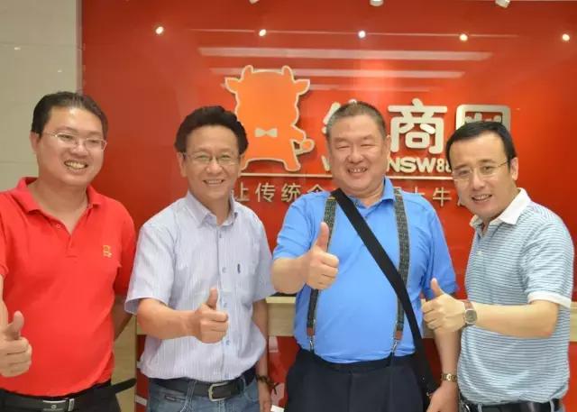 詩美居張總(右二)與袁總(右一)、顏丹柯老師(左二)、劉俊程總監(jiān)合影